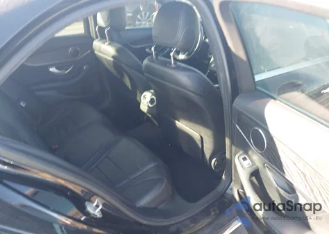 2015 Mercedes-Benz C 300 Sport 4Matic z USA, uszkodzony, nr VIN 55SWF4KB9FU058468